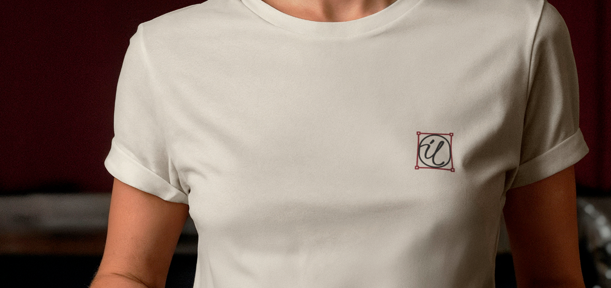 Camiseta com o símbolo bordado